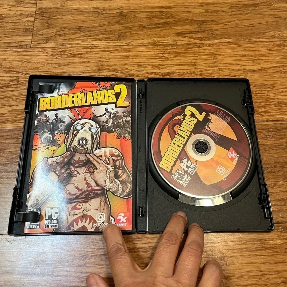 Borderlands 2 DVD disc and case and booklet for PC. Great condition
